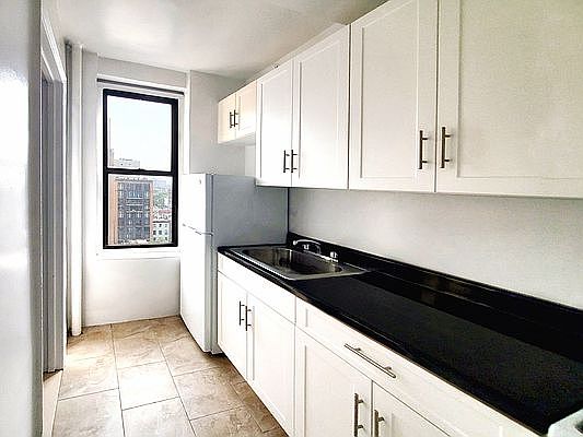 3rd image of 200 W 16th St APT 14I