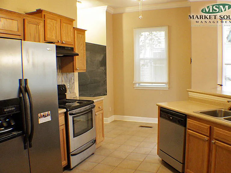 727 E Henry St — Photo 2