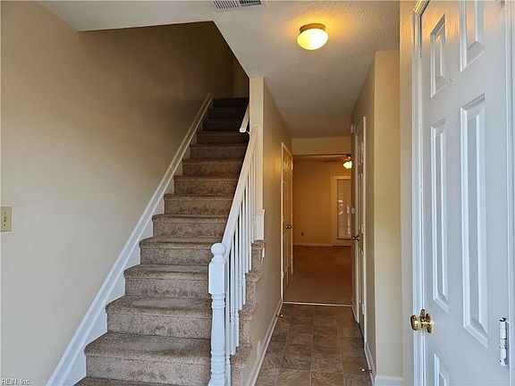2nd image of 906 Amelia Ave