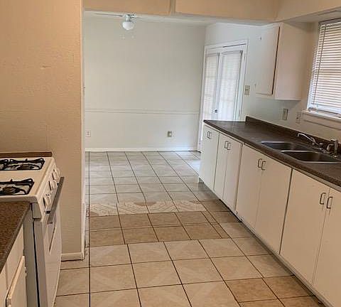 5th image of 2809 Honeysuckle Dr