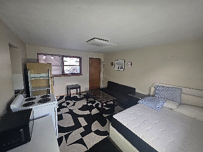 2nd image of 2511 Peach St #1