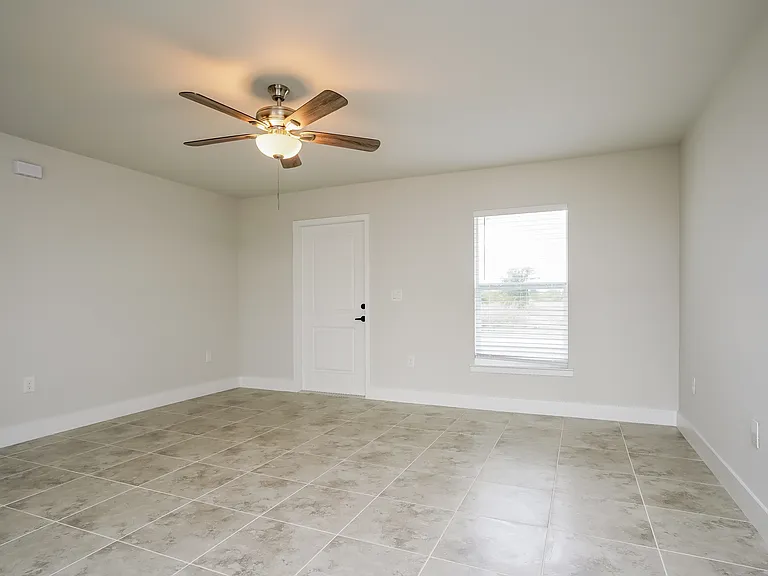 1037 Kimberly Ave — Photo 4