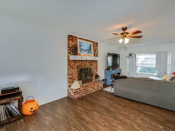 lexington-kentucky-2093667214 picture