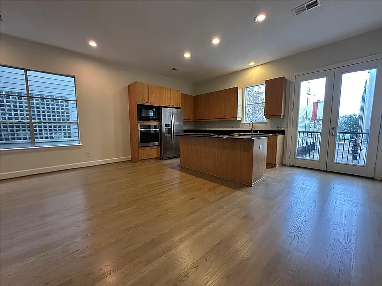 2713 Crawford St — Photo 7