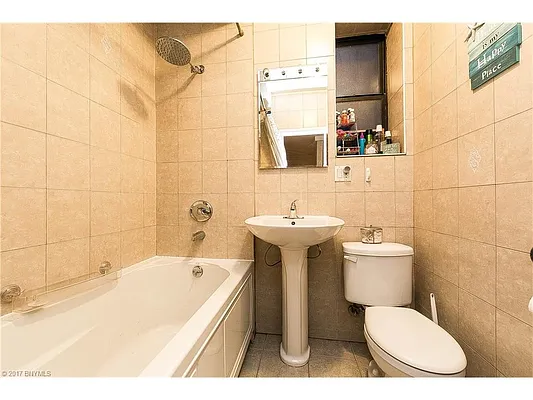 Sold by REMAX Elite | media 13