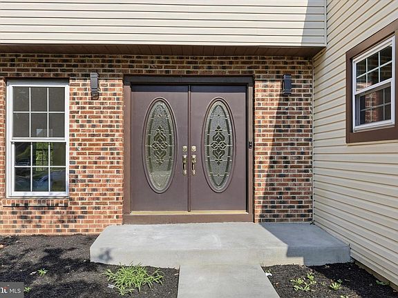 3rd image of 48 Meadowrue Ct