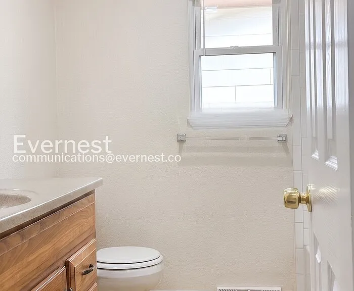 1527 Stuart St — Photo 11