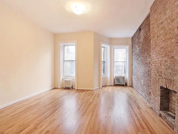 2nd image of 371 W 46th St