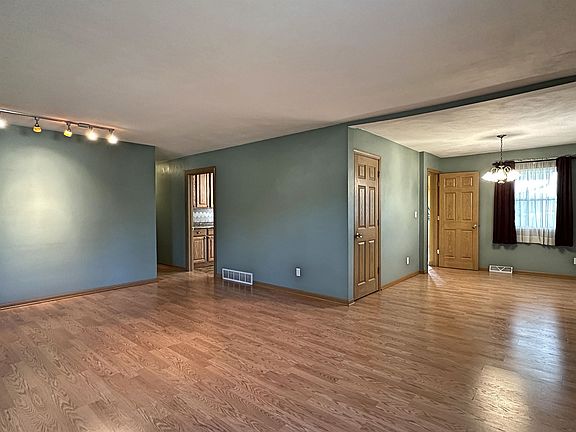 4th image of 1607 Tamarack Ln