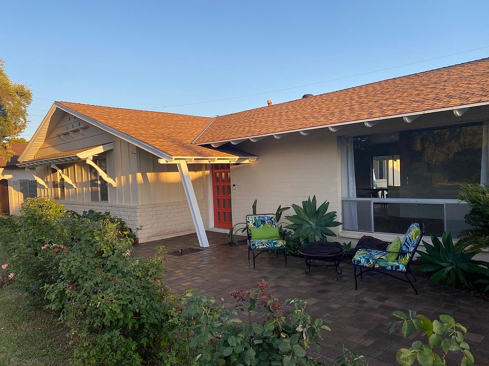 Front of home - paver patio