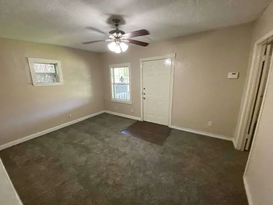 3 bed, 1.0 bath, 1319 sqft, $1,699 — Photo 2