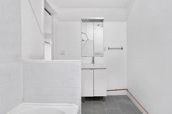 Rented by Safdie Realty Group | media 27