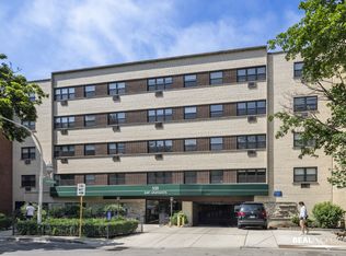 530 W Surf, Chicago, IL 60657