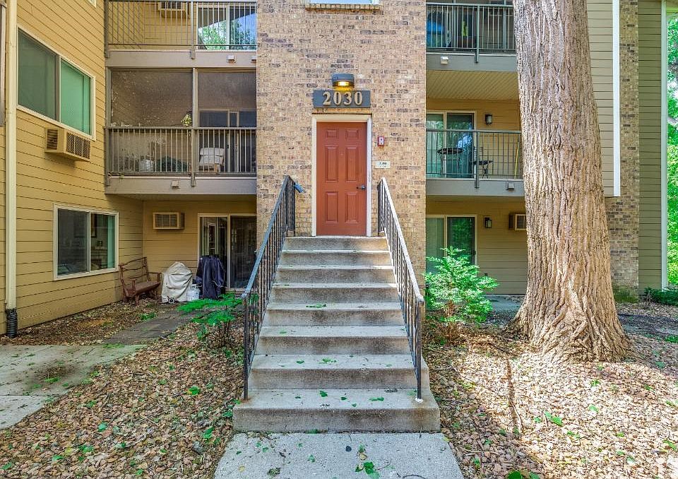 Super clean 1BD, 1BA condo unit located just blocks away from The Shops at West End.