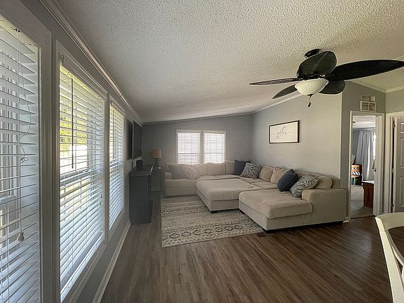 4th image of 410 Clear Water Dr