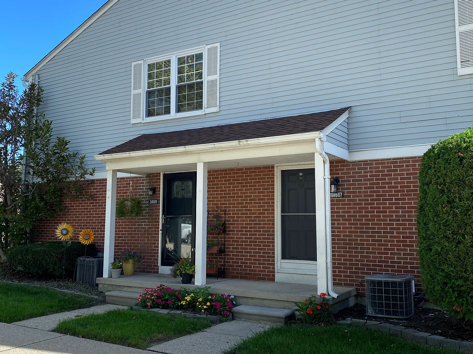 2 bed, 1.5 bath, 934 sqft, $1,350 — Photo 1