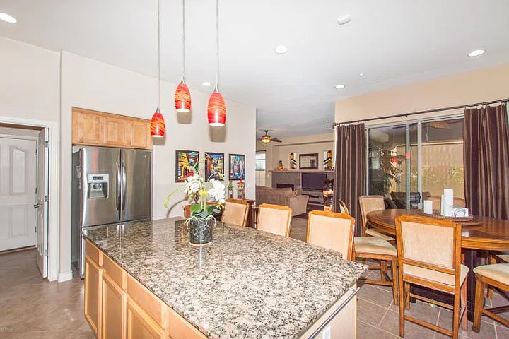 4 bed, 2.5 bath, 2344 sqft, $2,600 — Photo 3
