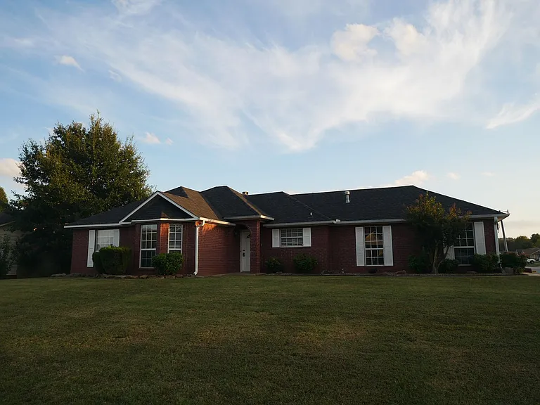 1401 Osage Dr — Photo 2