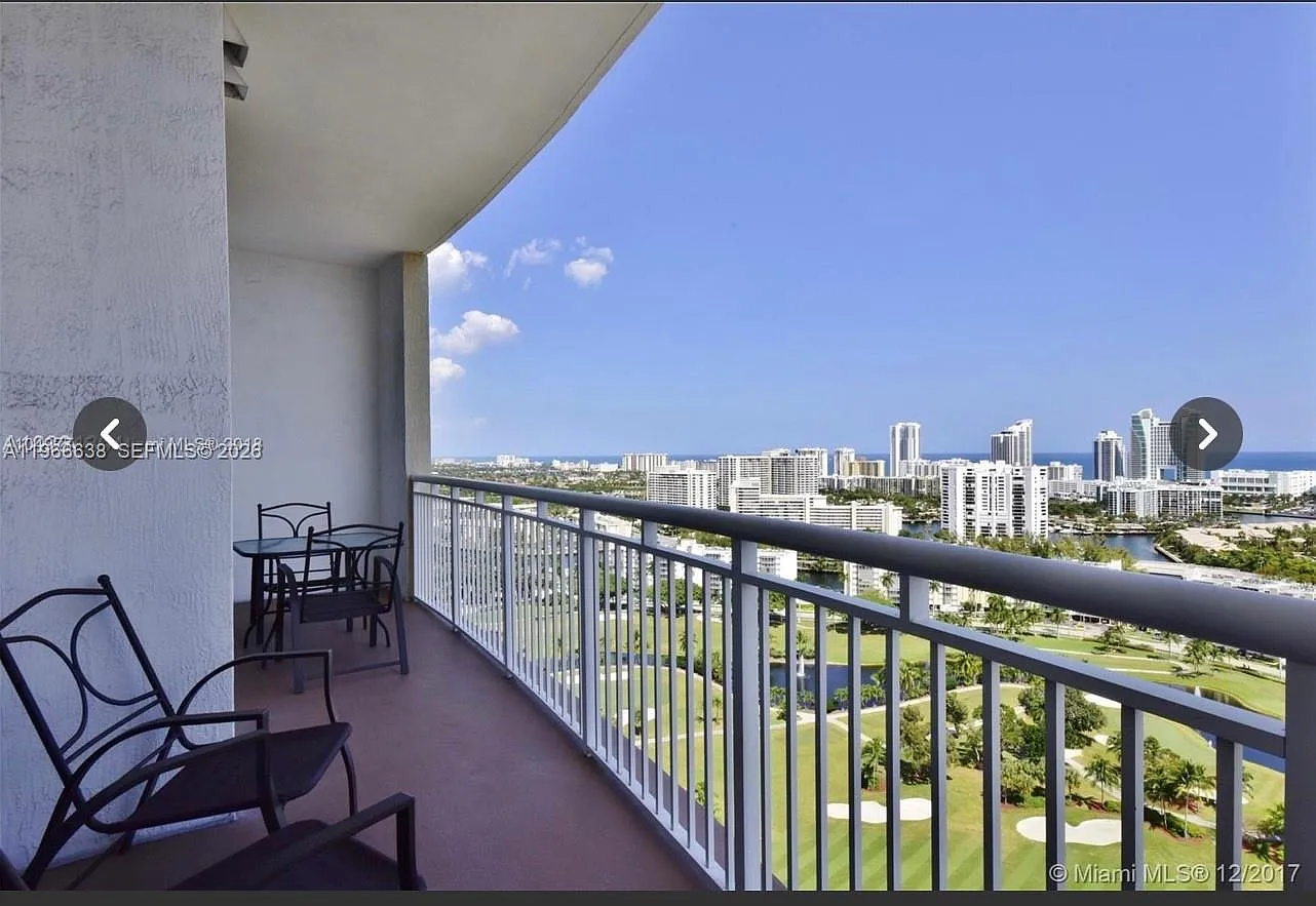 Duo Condominium East — Photo 2