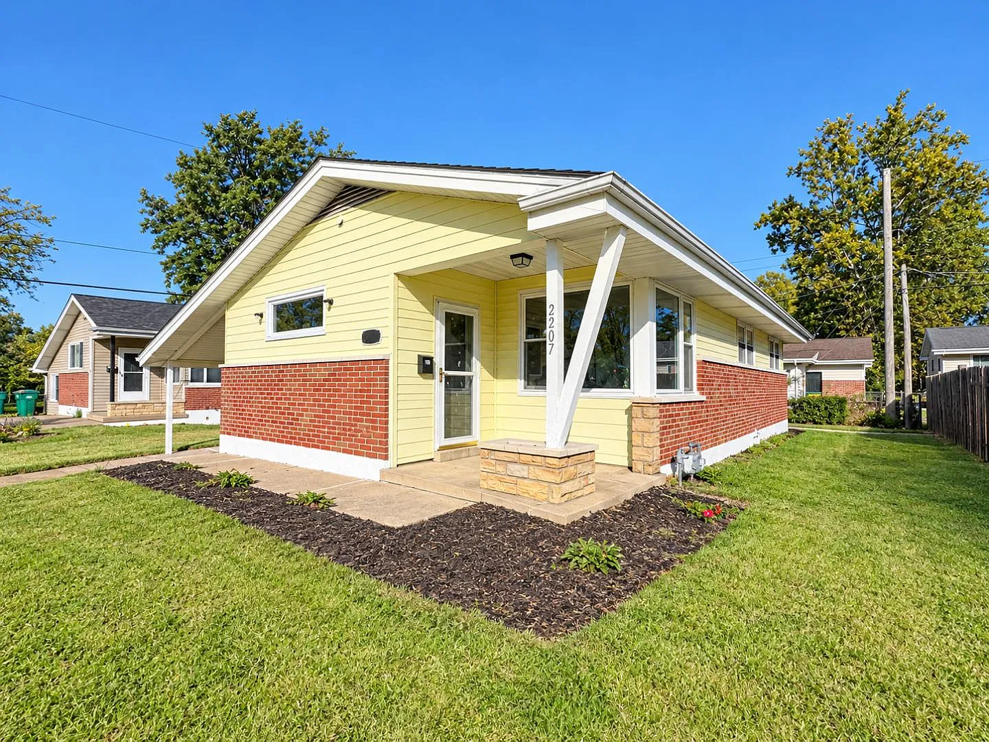 2207 Hollis Dr — Photo 2