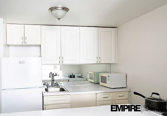 4th image of 150 W 51st St APT 703
