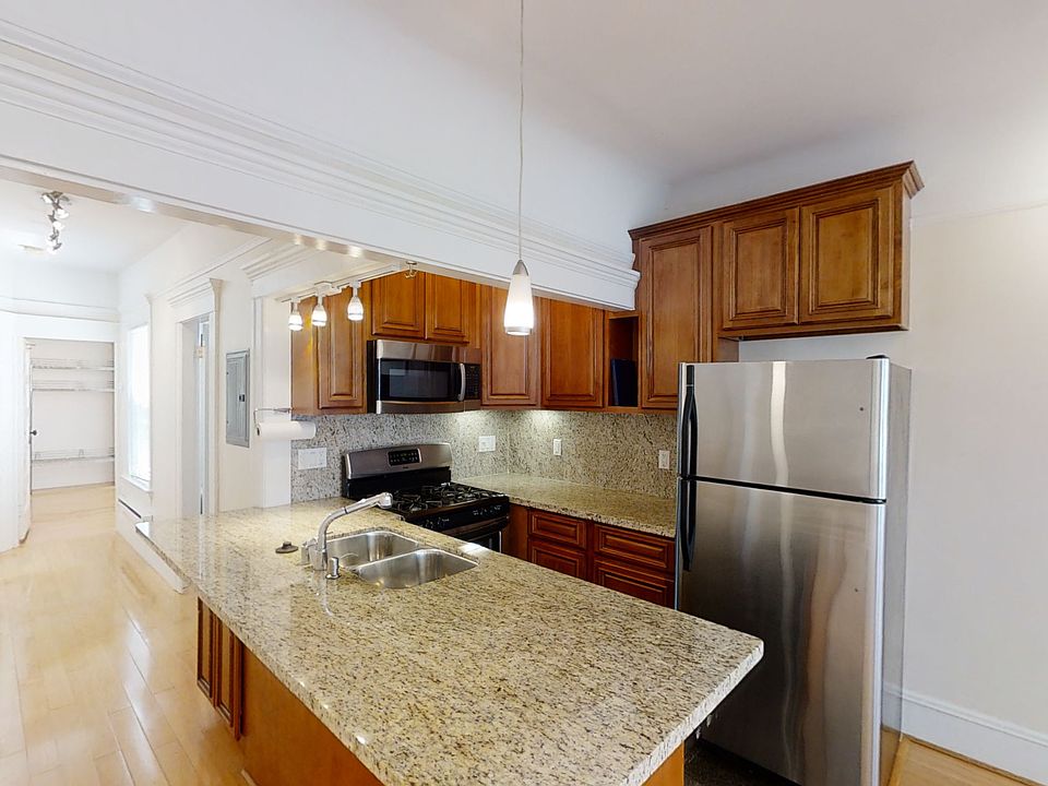 1st image of 624 Shrader St APT 9