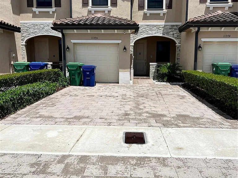 11370 SW 254th Ter #11370 — Photo 1