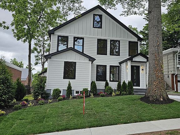 3rd image of 52 Pine St
