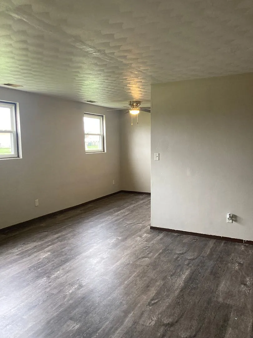 Building Photo - 636 W 63rd St