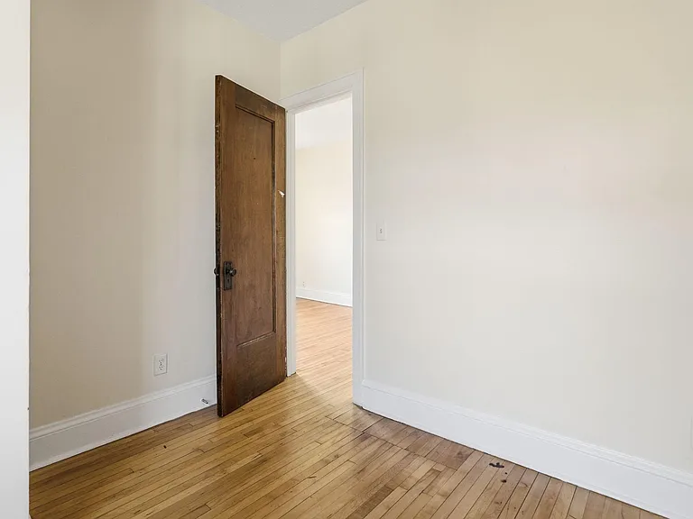 214 19th St E #101 — Photo 11