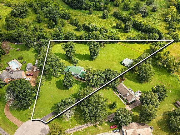 2nd image of 401 Bluegrass Ct