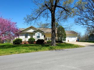 1011 Forest Circle Dr, Cassville, MO 65625
