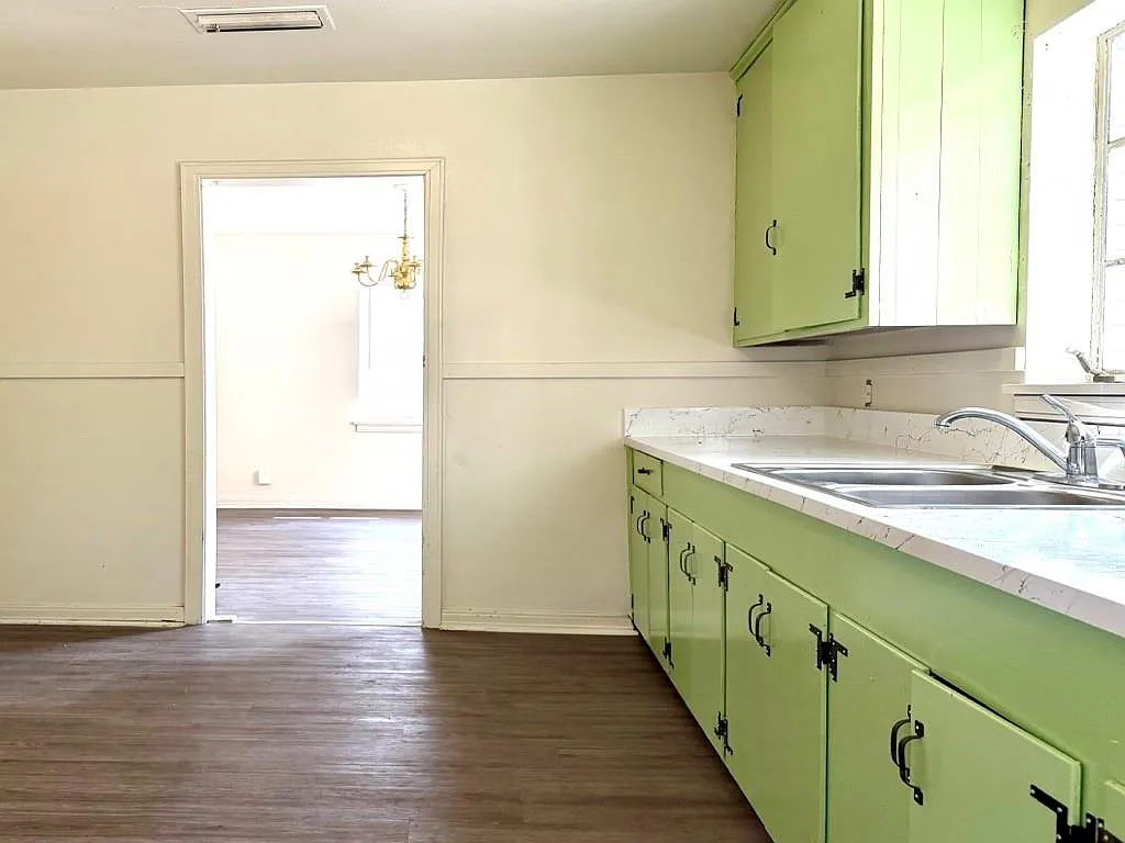 3 bed, 1.0 bath, 1005 sqft, $1,295 — Photo 3