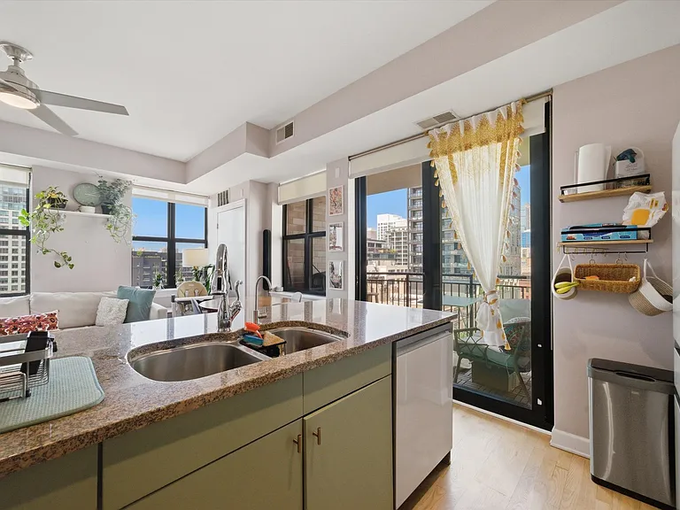 451 W Huron St #907 — Photo 9