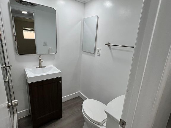 4th image of 981 S Madison Ave #101
