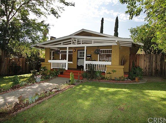 3rd image of 811 E Tujunga Ave