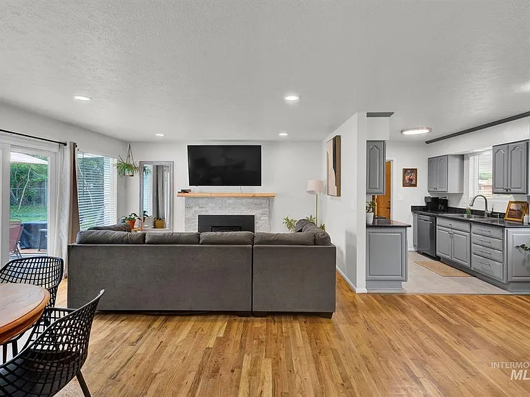 220 N Owyhee St — Photo 4