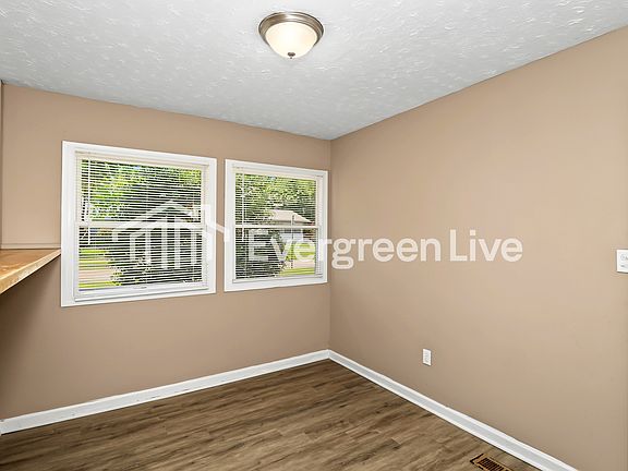 5th image of 9668 Manhattan Dr