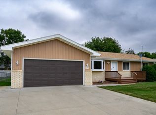 402 Tulsa Dr, Bismarck, ND 58504