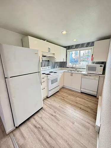 600 N B St Photo 1