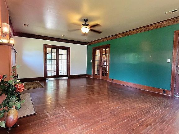 5th image of 822 E College St