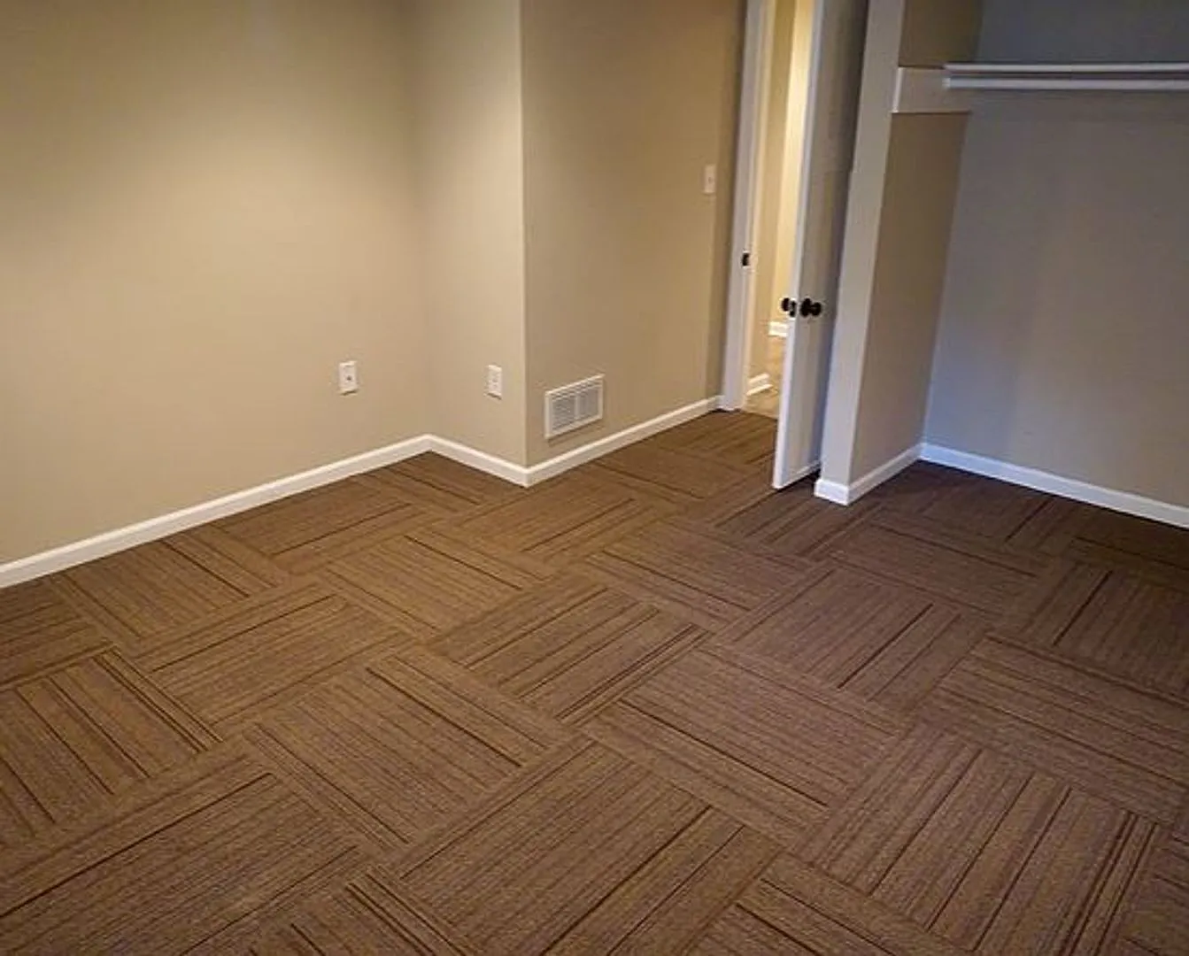 Affordable 5-Bedroom House Near U of M Campus — Photo 4