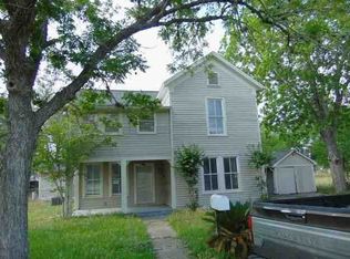 1007 E 5th St, Hallettsville, TX 77964