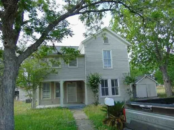 1007 E 5th St, Hallettsville, TX 77964