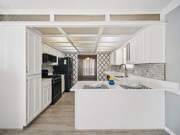 3rd image of 4441 W Queens St