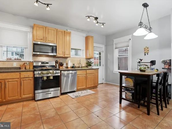 7032 Erdrick St, Philadelphia, PA 19135