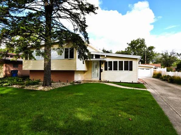 710 W Pleasant St, Villa Park, IL 60181