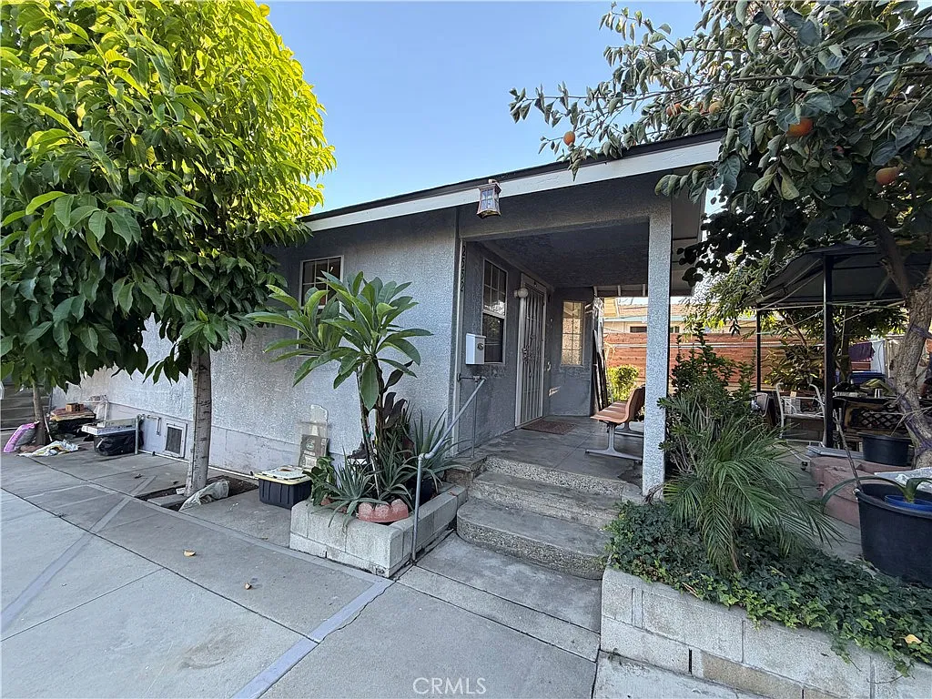 3 bed, 1100 sqft, $3,080 — Photo 2