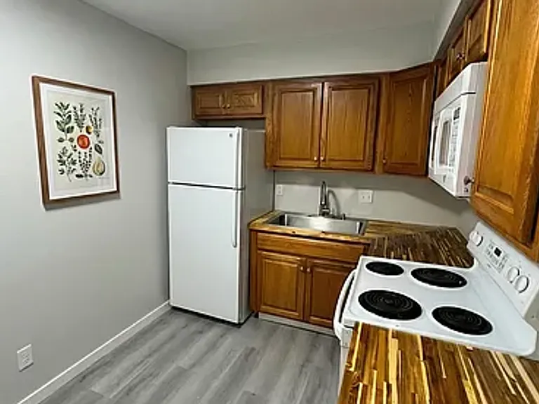 2bed 1 bath Unit in quiet Clive location — Photo 3