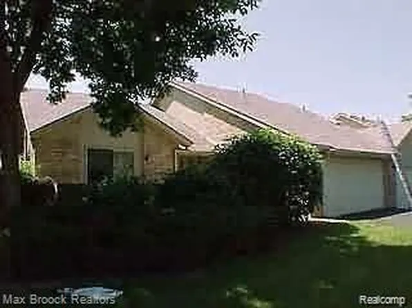 4017 Foxpointe Dr, West Bloomfield, MI 48323